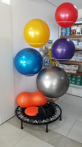 Bolas e acessórios de fisioterapia expostos na Laramed